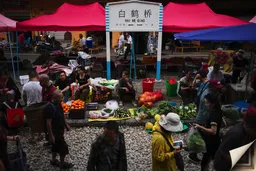 视线｜每天两列慢货车的百年火车站 每周一市集人潮熙攘