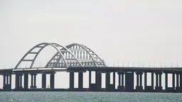 По Крымскому мосту временно перекрыли движение автотранспорта